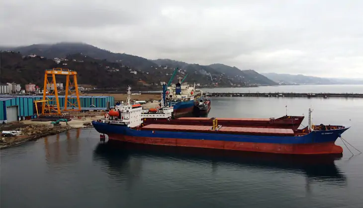 15 temmuz isimli yuk gemisi bakim onarim calismalari icin trabzon tersanesinde