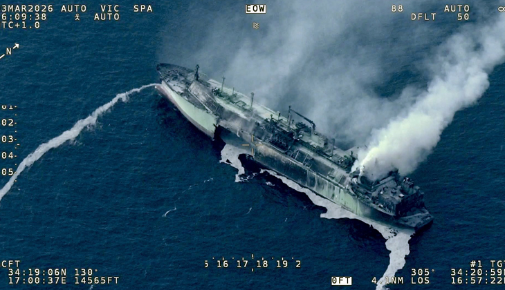 Alevler içinde kalan LNG Tankeri, sulara gömüldü! Olayın detayları neler?