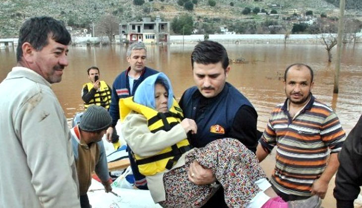 ARAMA KURTARMA EKİPLERİ, YAŞLI KADINI SELDEN BOTLA KURTARDI