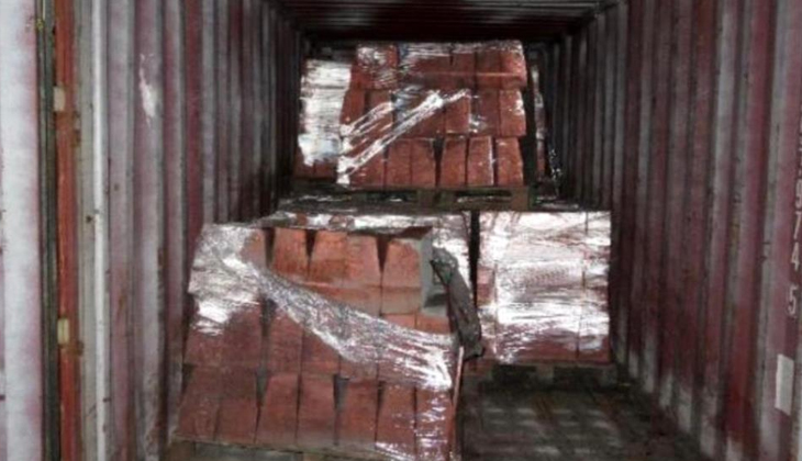 Bakır külçesi yerine boyanmış kaldırım taşlarını gemiyle Çin'e gönderen şebeke çökertildi