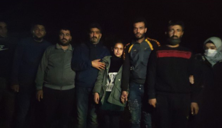 Botları alabora olan 18 düzensiz göçmeni Türk askeri kurtardı