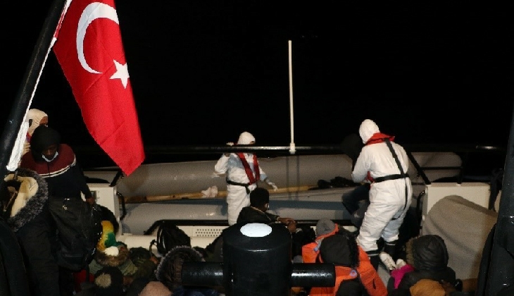 Botları batmak üzere olan 36 düzensiz göçmeni Sahil Güvenlik ekipleri kurtardı