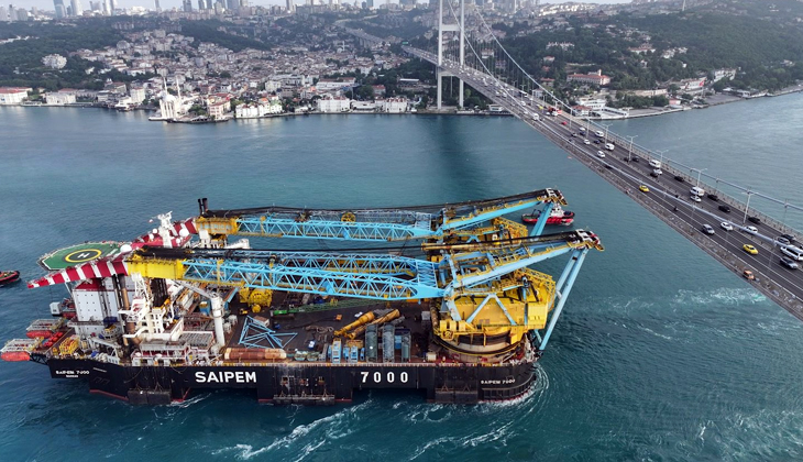 Dev Vinç Gemisi Saipem 7000, İstanbul Boğazı’ndan Geçti