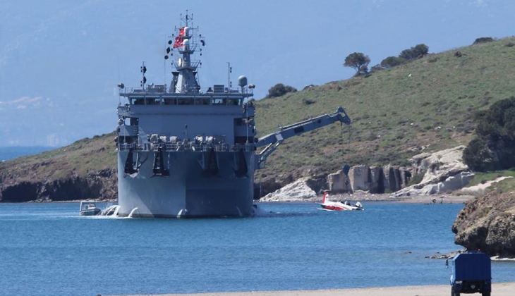 Foça'da düşen askeri uçağın enkazı denizden çıkarıldı