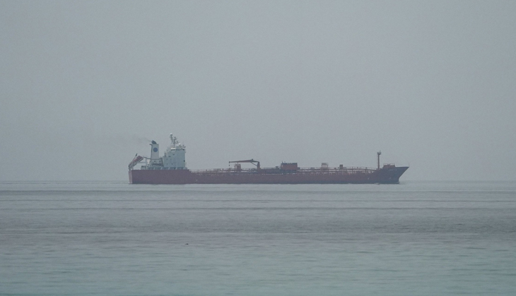 Hürmüz Boğazı'nda 114 bin DWT'lik tanker saldırıların hedefi oldu: 12 denizci yaralı