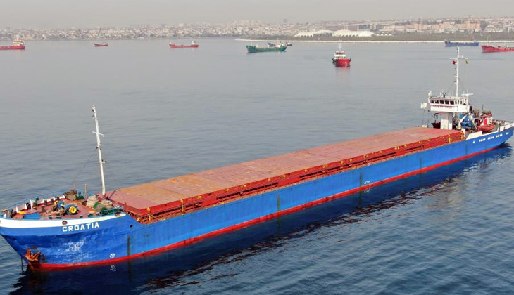 İstanbul Boğazı'nda arızalanan demir-çelik yüklü gemi Ahırkapı'ya çekildi
