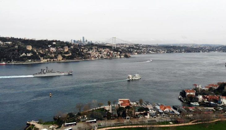 İstanbul Boğazı’ndan geçiş yapan Rus savaş gemileri havadan görüntülendi
