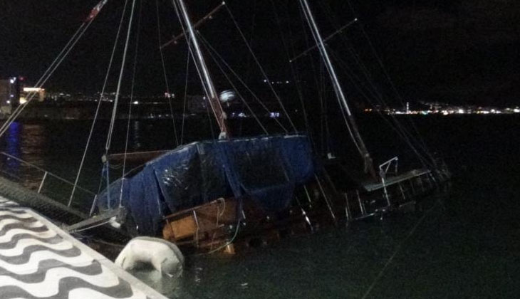 İzmir'de fırtına nedeniyle, tekne yan yattı