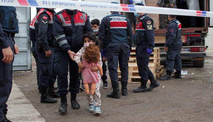 İzmir'de konteyner içinde yakalanan 91 düzensiz göçmen karakola götürüldü