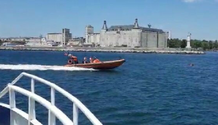 Kadıköy-Eminönü seferini yapan vapurda, bir yolcu denize düştü.