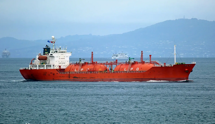 Karadeniz'de saldırıya uğrayan GAS NERO isimli tanker, bakım-onarım için Trabzon Tersanesi'ne yanaştı...