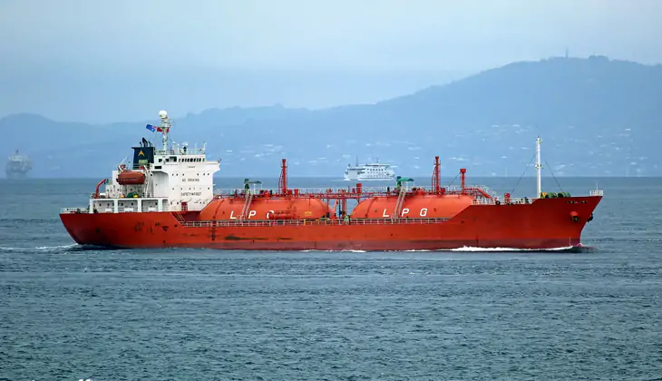 Karadeniz'de saldırıya uğrayan GAS NERO isimli tanker, bakım-onarım için Trabzon Tersanesi'ne yanaştı...”

