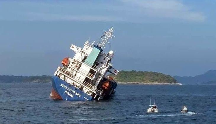 Konteyner gemisi önce yan yattı, sonra sulara gömüldü...
