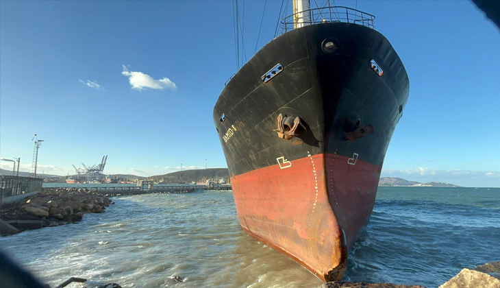 Kuru yük gemisi karaya oturdu! 18 kişilik mürettebat tahliye edildi
