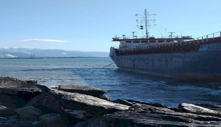 Hatay’da karaya oturan gemi, römorkörler yardımı ile kurtarıldı