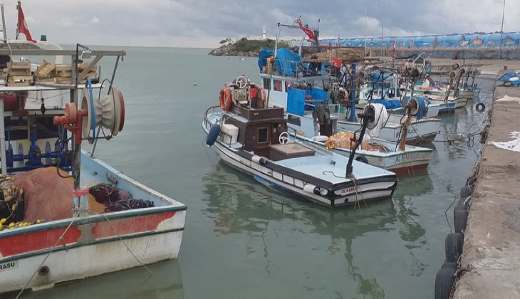 Balıkçılar kötü hava koşulları ve balık yokluğundan limana demirledi