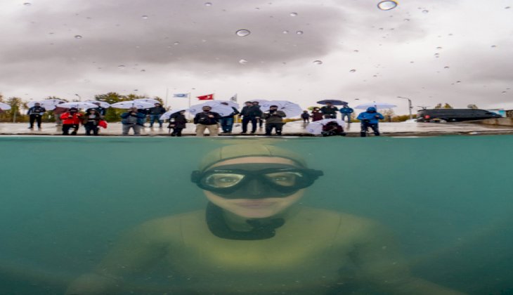 Şahika Ercümen, yağmurlu havada Van Gölü’nde dalış gerçekleştirdi