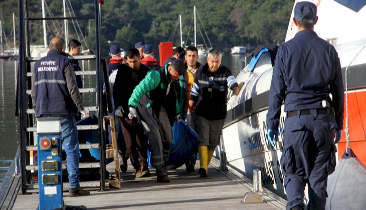 Fethiye açıklarında botları batan göçmenlerin cansız bedenleri kıyıya taşındı