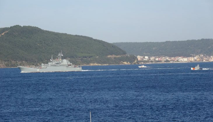 Rus savaş gemisi, 2 Türk sahil güvenlik botu refakatinde Çanakkale Boğazı’ndan geçti