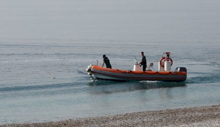 Kıyafetiyle denize giren adam polisi alarma geçirdi