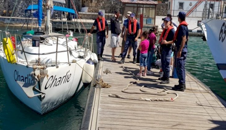 Teknede mahsur kalan 12 kişinin imdadına Sahil Güvenlik yetişti