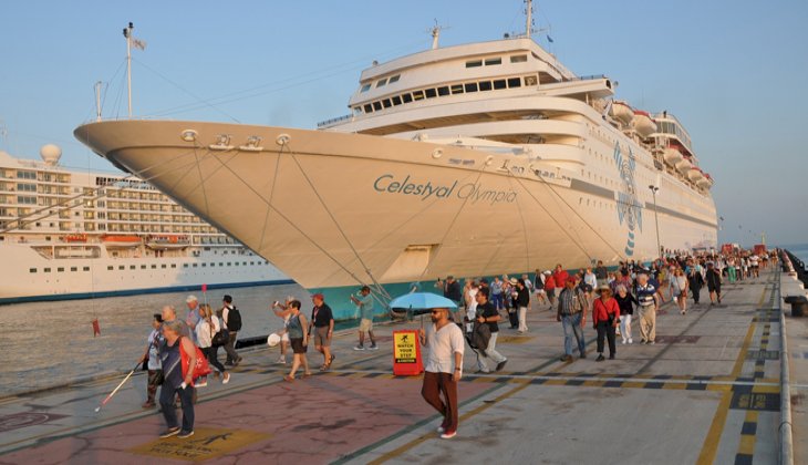 Kuşadası’na 3 gemiyle 4 bin 230 turist geldi