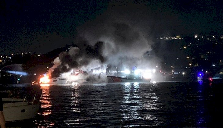 İstanbul Boğazı'nda alev alev yanan tekne battı - İzle