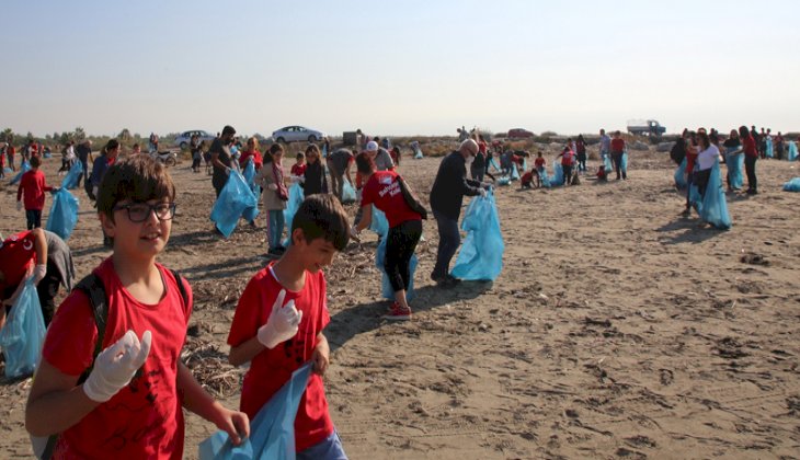 Mersin'de öğrenciler kıyı temizliği yaptı