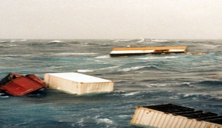 Şiddetli fırtına! Gemideki konteynerler denize düştü