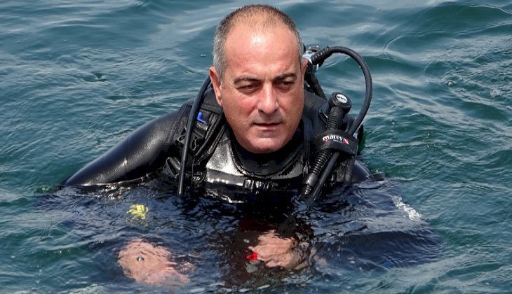 Gemlik'te Belediye Başkanı denize dalıp çöp topladı
