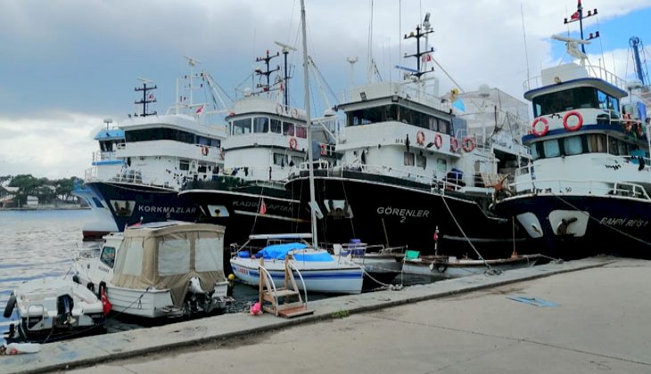 Balıkçı tekneleri Erdek'e sığındı