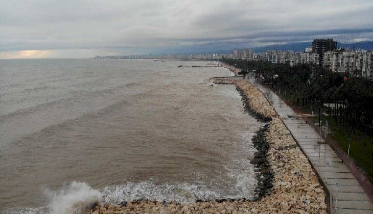 Mersin'de deniz çamura bulandı