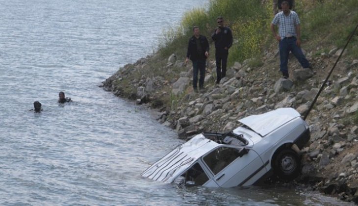 Feribottan düşen otomobili balık adamlar çıkarttı