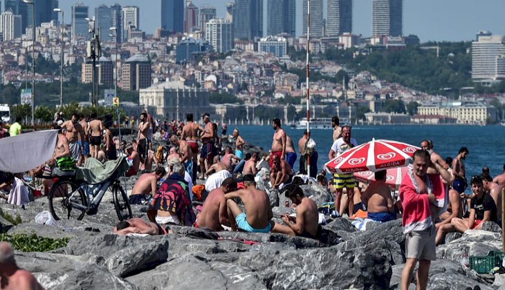 İstanbul Boğazı’nda sosyal mesafesiz kalabalık