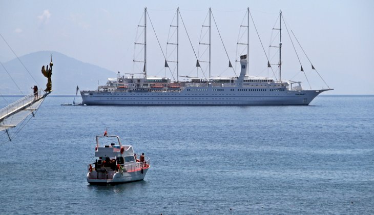 Dünyanın en büyük yelkenli kruvaziyeri Alanya’ya demirledi