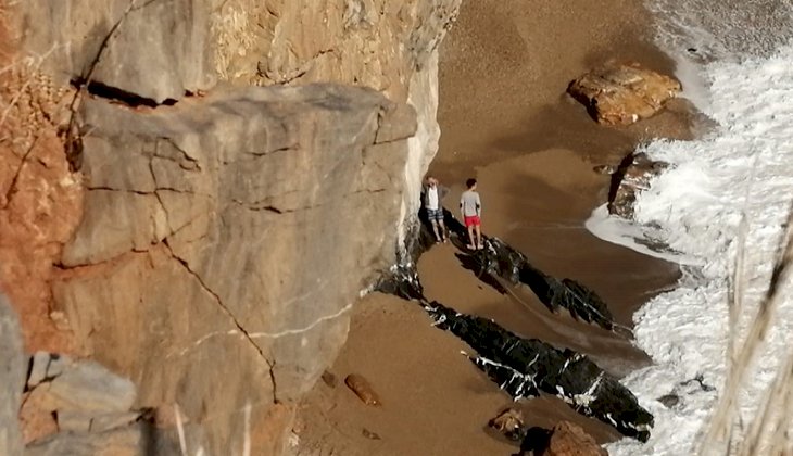 Deniz seviyesi yükselidi, 2 kişi mağarada mahsur kaldı