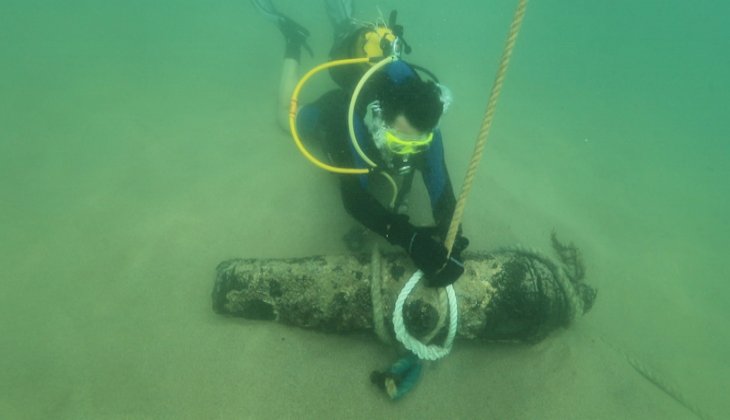 Kandıra açıklarında denizden 19. yüzyıldan kalma 800 kilogram ağırlığında top çıkartıldı