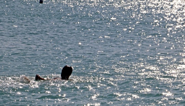 Antalya’da vatandaşlar ısınmak için denize girdi