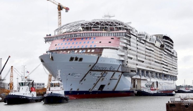Dünya'nın en büyük yolcu gemisi suya indirildi