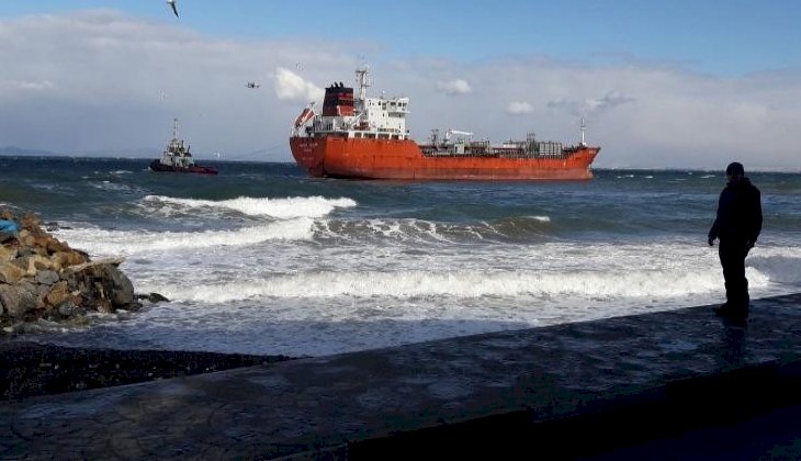 Yalova'da sürüklenen gemi kıyı ekiplerince tersaneye yanaştırıldı