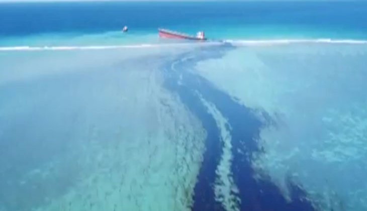 Karaya oturan gemi petrol sızdırmaya başladı! Ülkede olağanüstü hal ilan edildi - İzle