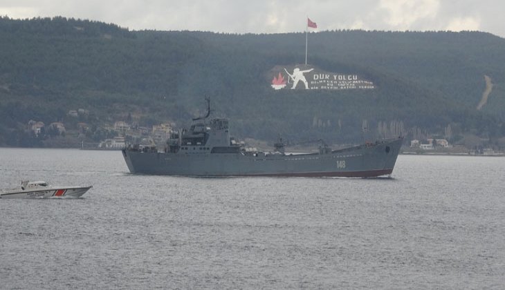 Rus savaş gemisi 'Orsk' Çanakkale Boğazı'ndan geçti