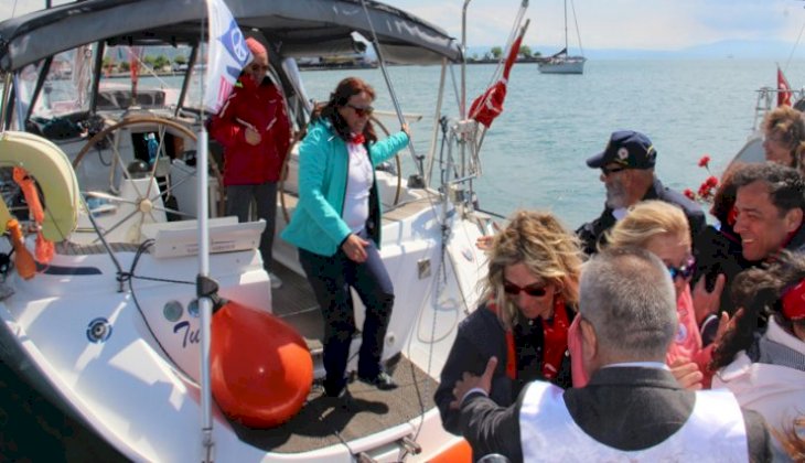 Samsun'a giden 6 kadın denizciyi Ereğli'de coşkulu kalabalık karşıladı