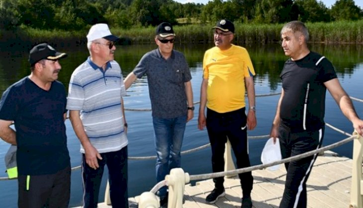 Karabük Valisi Turizmi canlandırmak için göle sazan yavrusu bıraktı