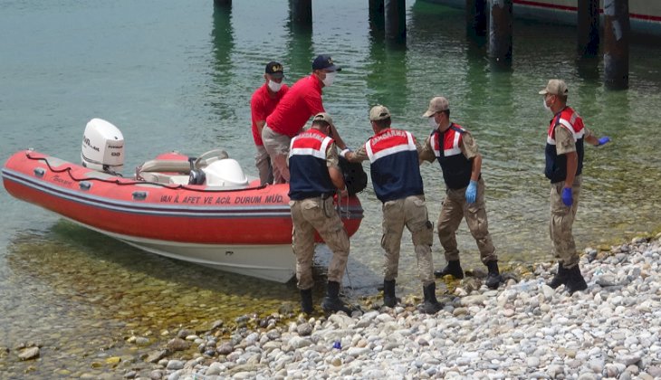 Van Gölü'nde batan tekneden cesetler çıkarılmaya devam ediyor