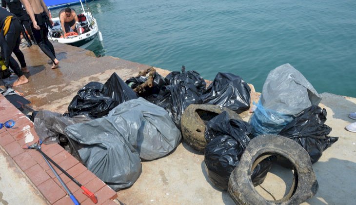 Didim’de deniz dibinde temizlik yapıldı