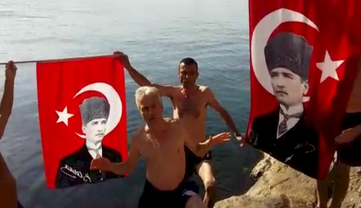 Saygı dalışı yapıp denizden Atatürk posteri çıkarttılar