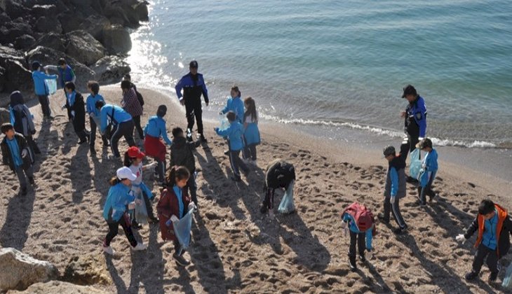 Çocuklar, polislerle birlikte sahil temizliği yaptı