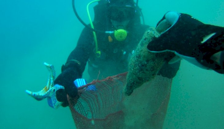 Bodrum'da deniz dibi temizliği sürüyor