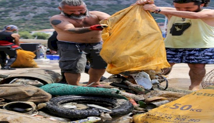 Kaş'ta 2 bin metrekare deniz dibi alanı temizlendi